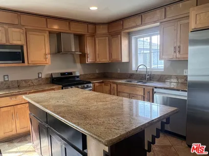 $4,500 | South Harcourt Avenue, Los Angeles, CA 90016