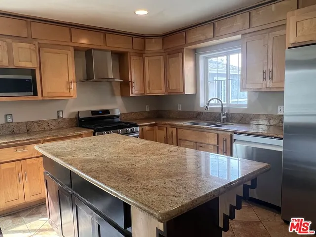 $4,500 | South Harcourt Avenue, Los Angeles, CA 90016