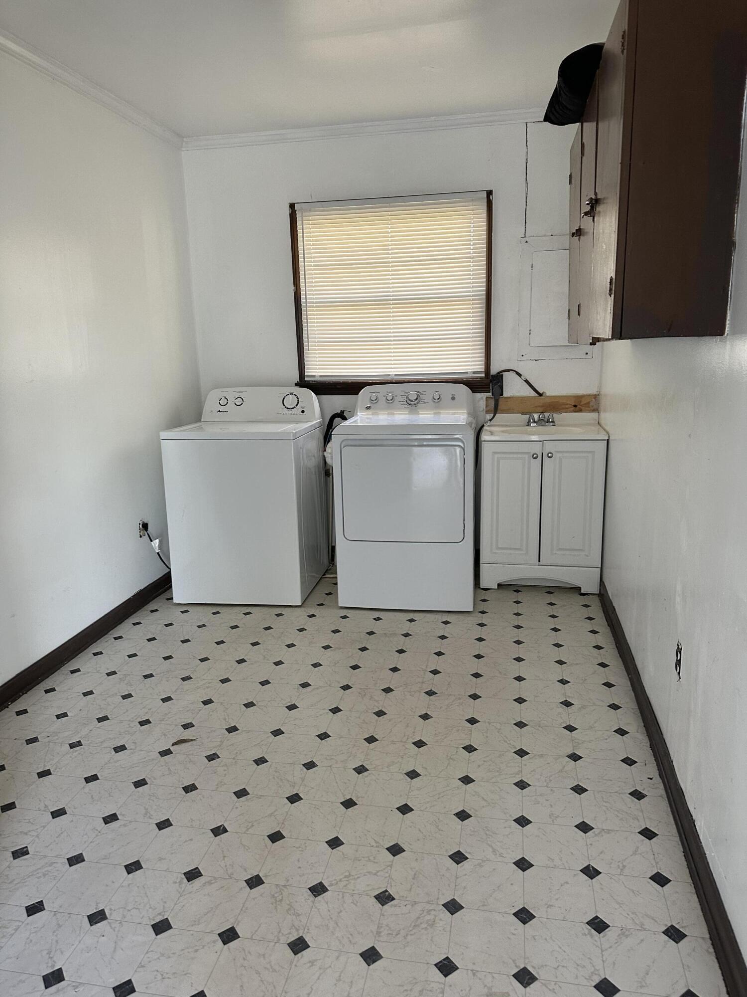118 Alexander Street Crawfordville, GA 30631 - Photo 4 of 16 Laundry Room