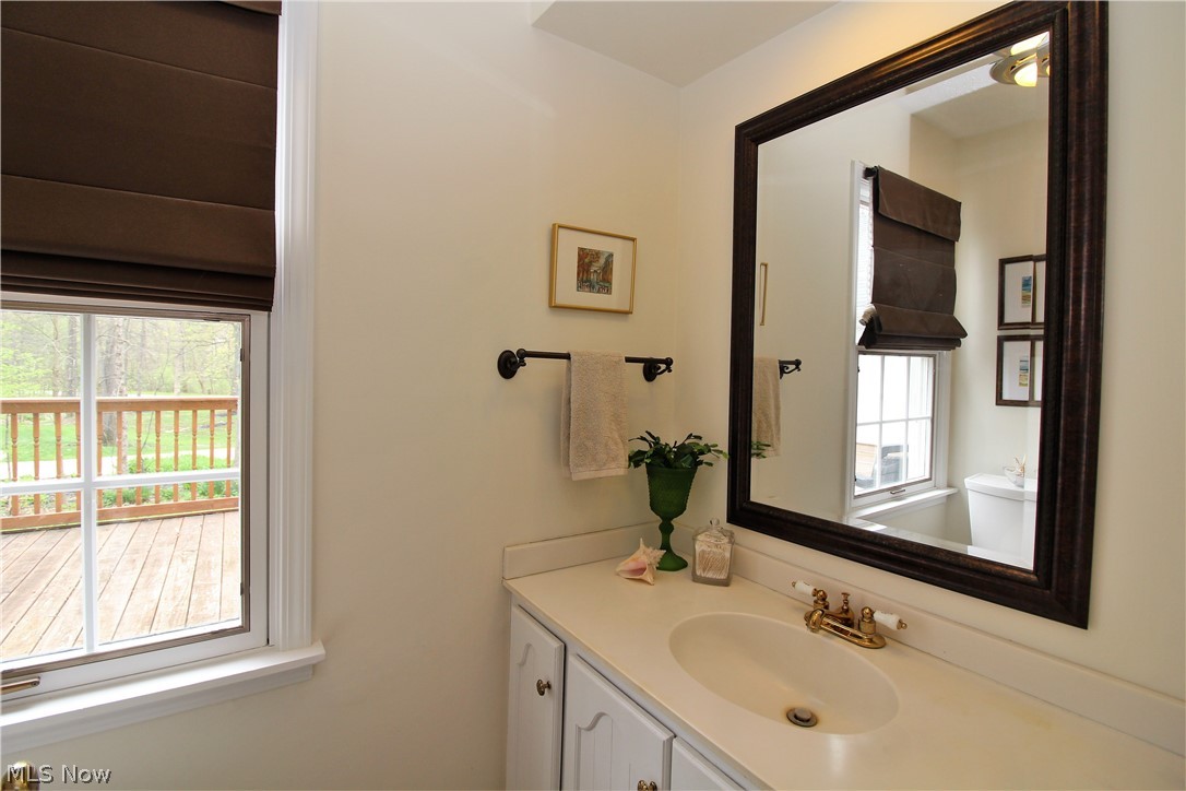 7225 Hayward Road Hudson, OH 44236 - Photo 20 of 31 Powder Room