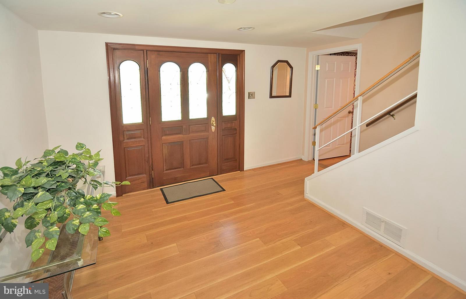 7529 Murillo Street Springfield, VA 22151 - Photo 2 of 30 Spacious Foyer