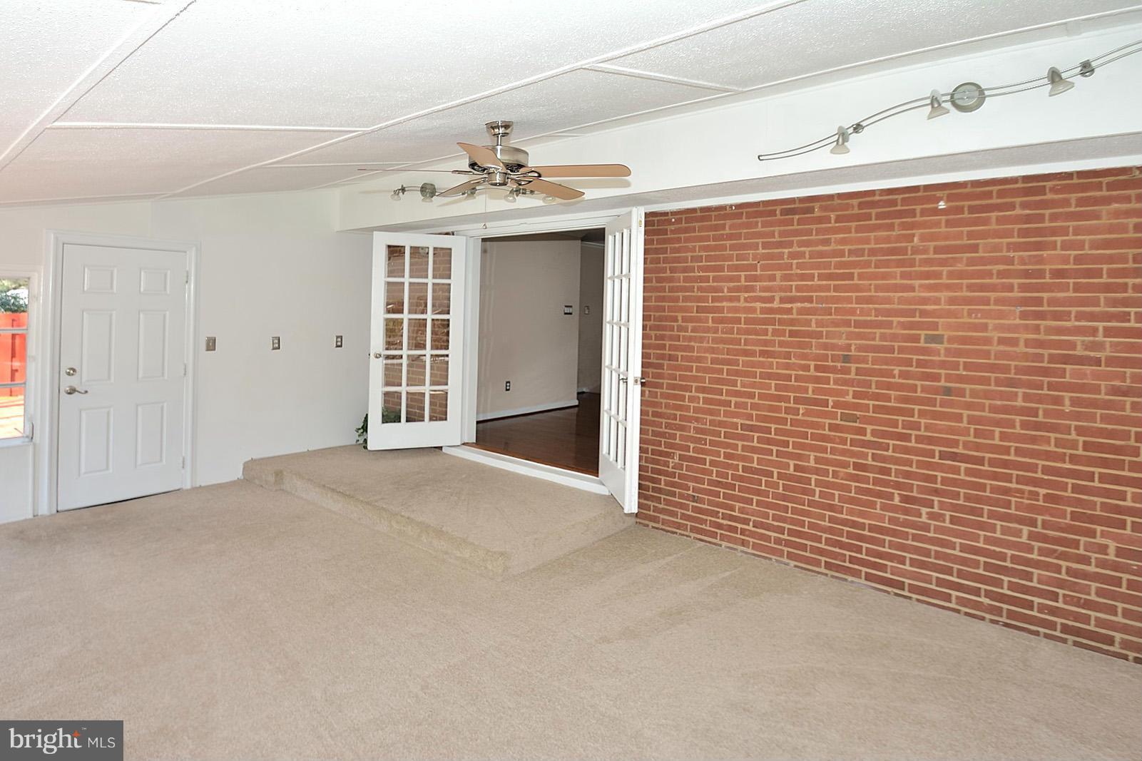 7529 Murillo Street Springfield, VA 22151 - Photo 11 of 30 Fabulous Sun Room