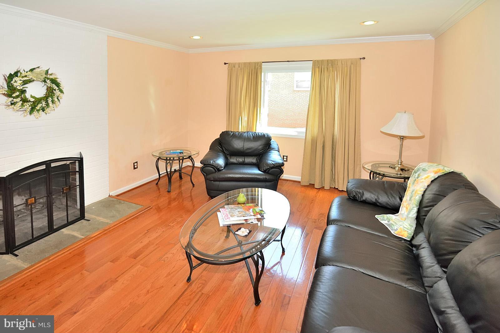 7529 Murillo Street Springfield, VA 22151 - Photo 9 of 30 Living Room