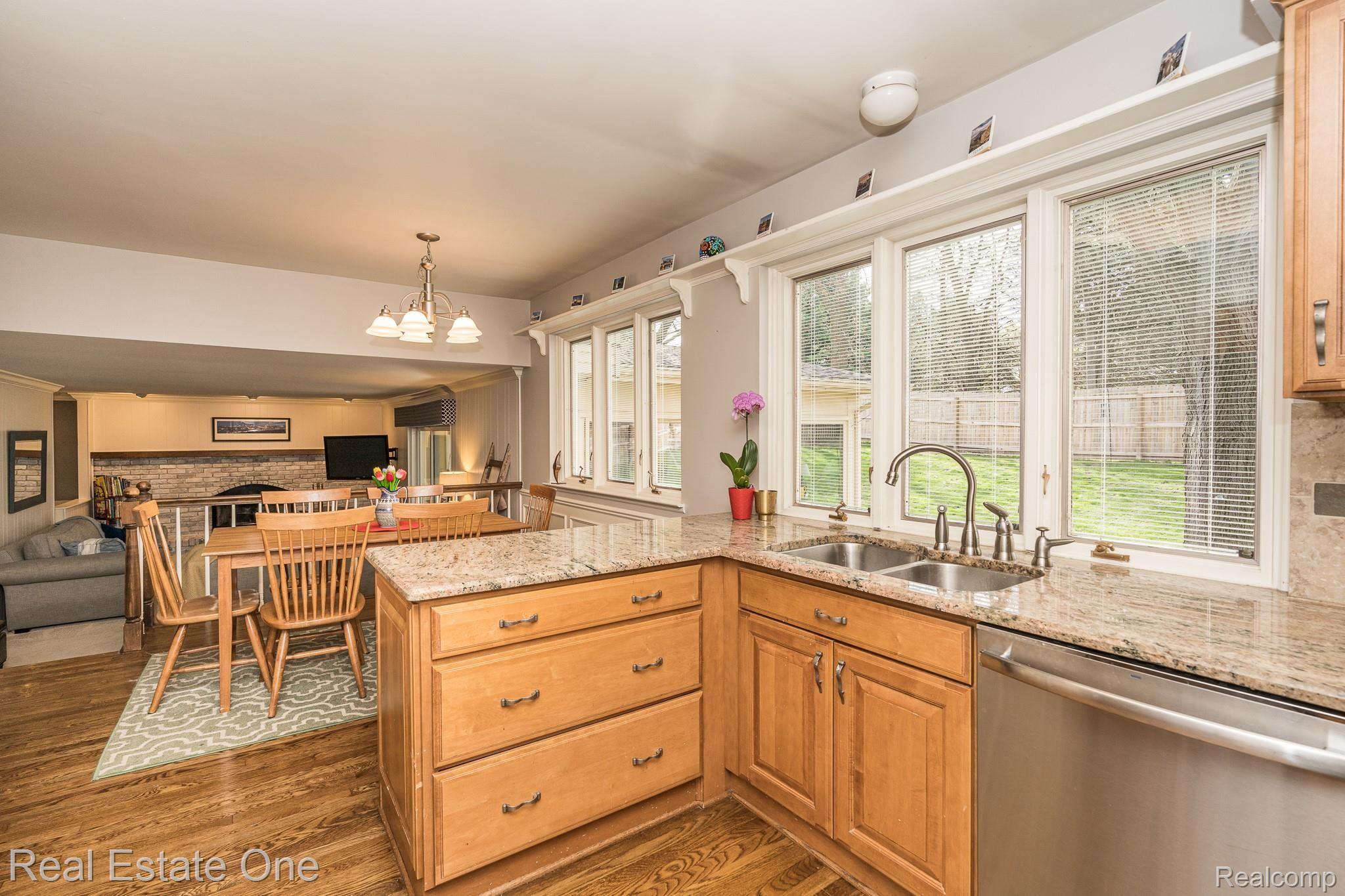 1331 Chestnut Lane Rochester, MI 48309 - Photo 12 of 42 Kitchen
