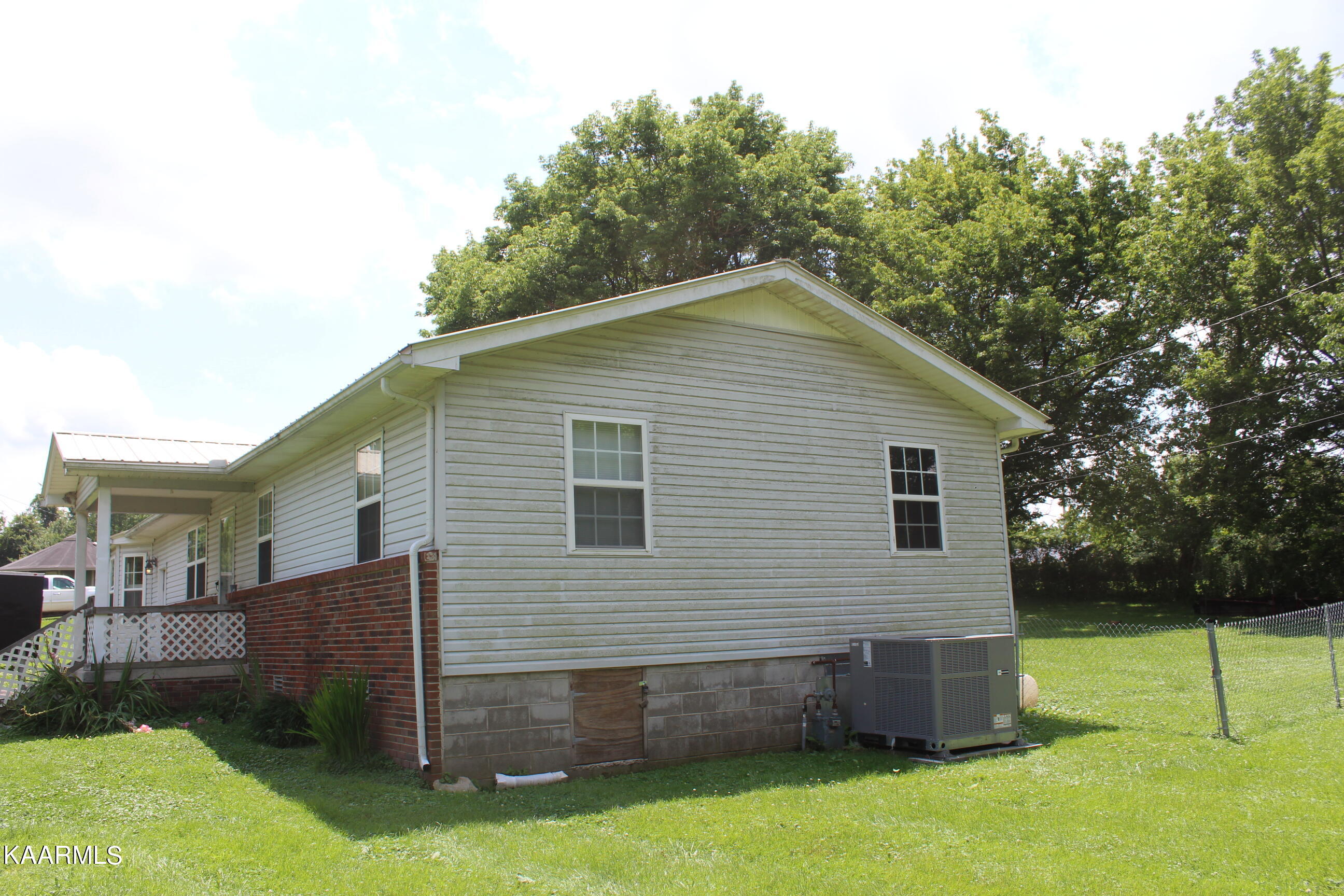 1021 Lincoln Road Jamestown, TN 38556 - Photo 2 of 22 002