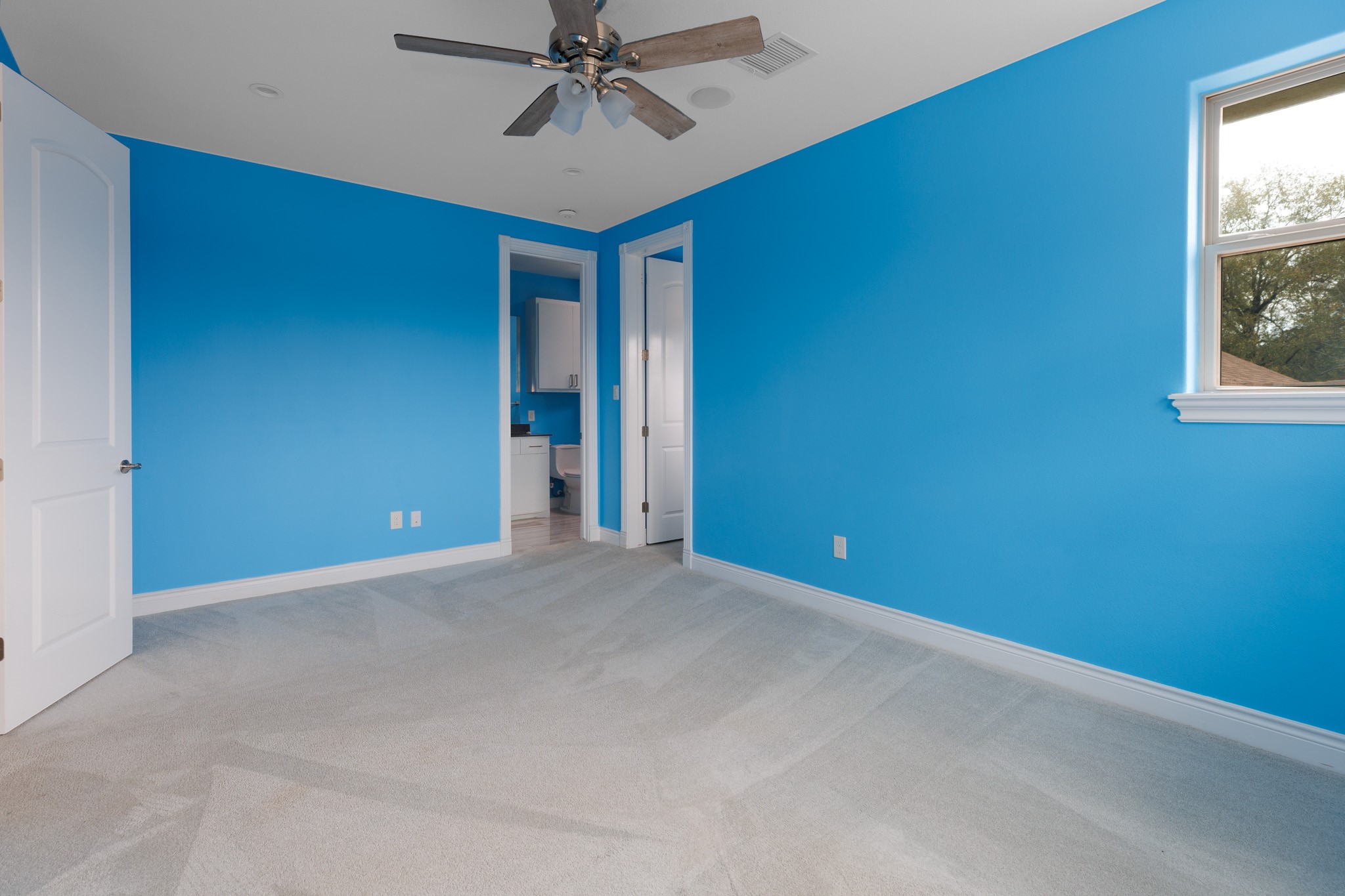 2504 Southline Road Conroe, TX 77384 - Photo 12 of 20 an empty room with windows and fan