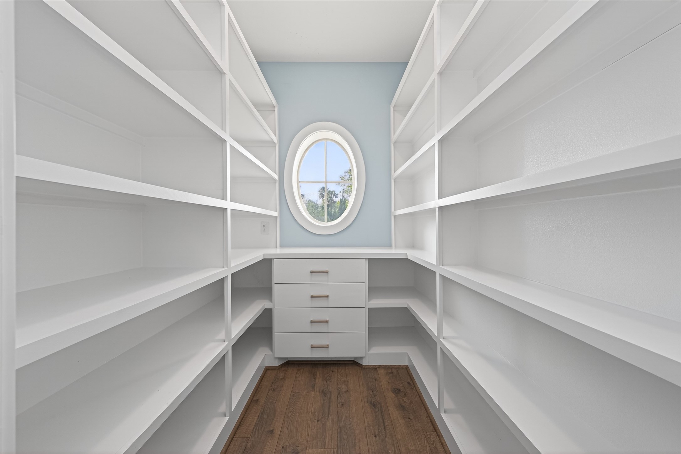 2504 Southline Road Conroe, TX 77384 - Photo 10 of 26 a view of walk in closet