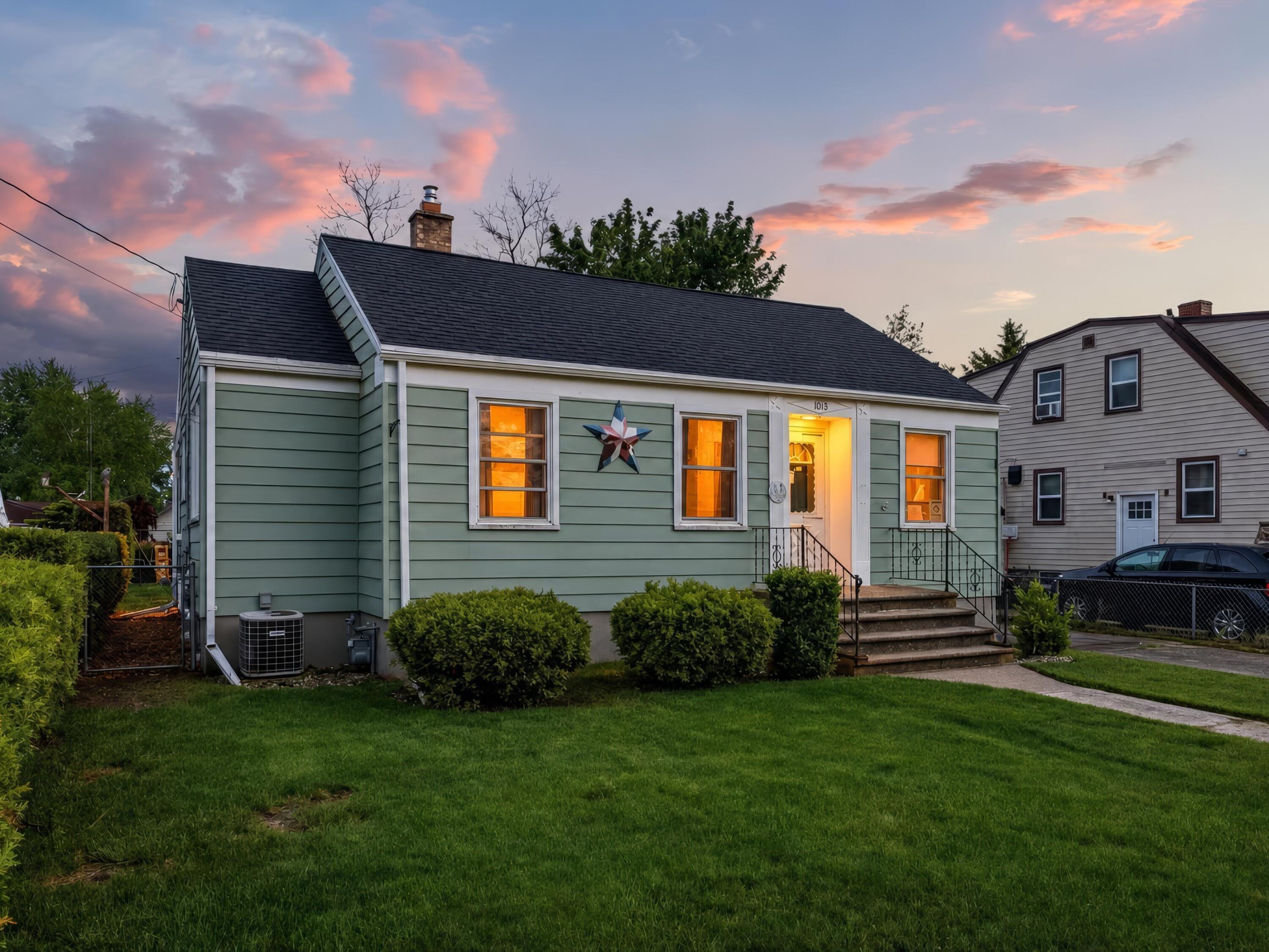 1013 28th Street Two Rivers, WI 54241 - Photo 3 of 32 2-DSC06739