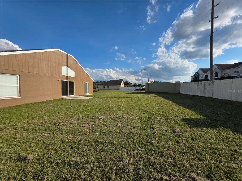 4532 Great Blue Heron Drive Lakeland, FL 33812 - Photo 4 of 33 a backyard of a house with lots of green space