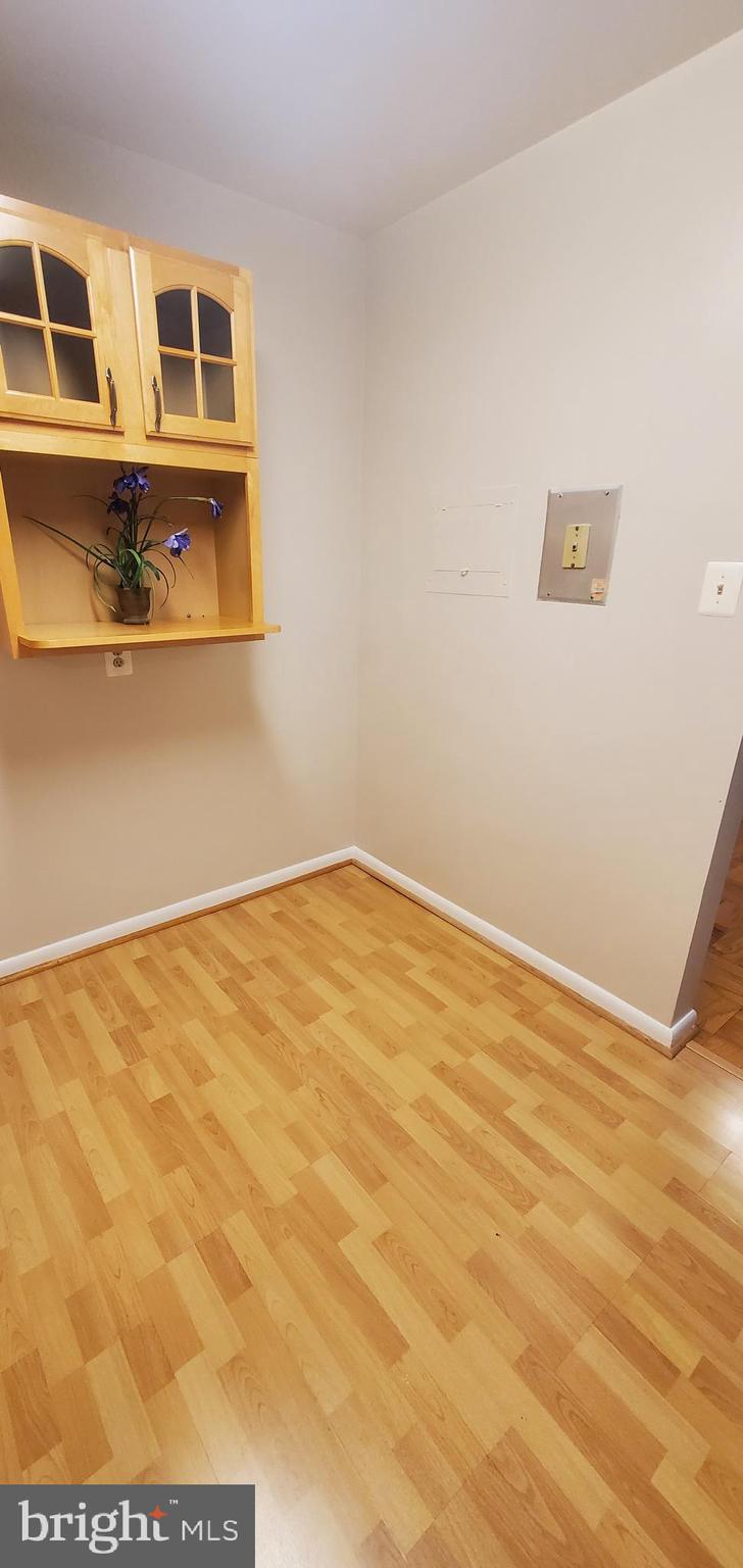 5101 River Road, Unit 907 Bethesda, MD 20816 - Photo 14 of 26 Table space in the kitchen!
