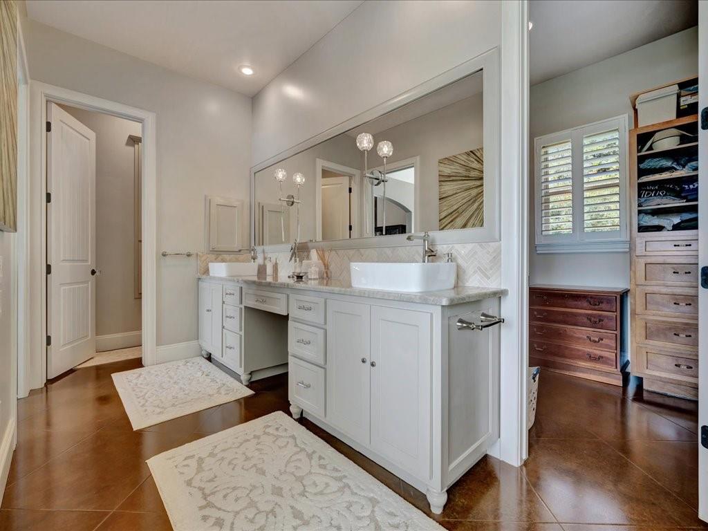 1811 Caspers Cv Road Lufkin, TX 75904 - Photo 20 of 40 a bathroom with a sink and a mirror