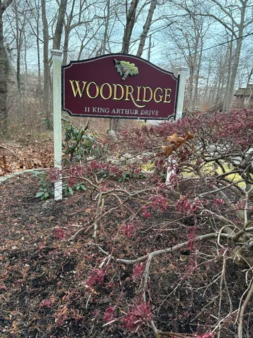 a sign that is sitting on a brick wall