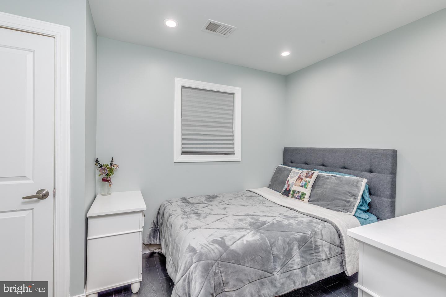 332 Juliustown Road Columbus, NJ 08022 - Photo 20 of 65 a bedroom with a bed and a window