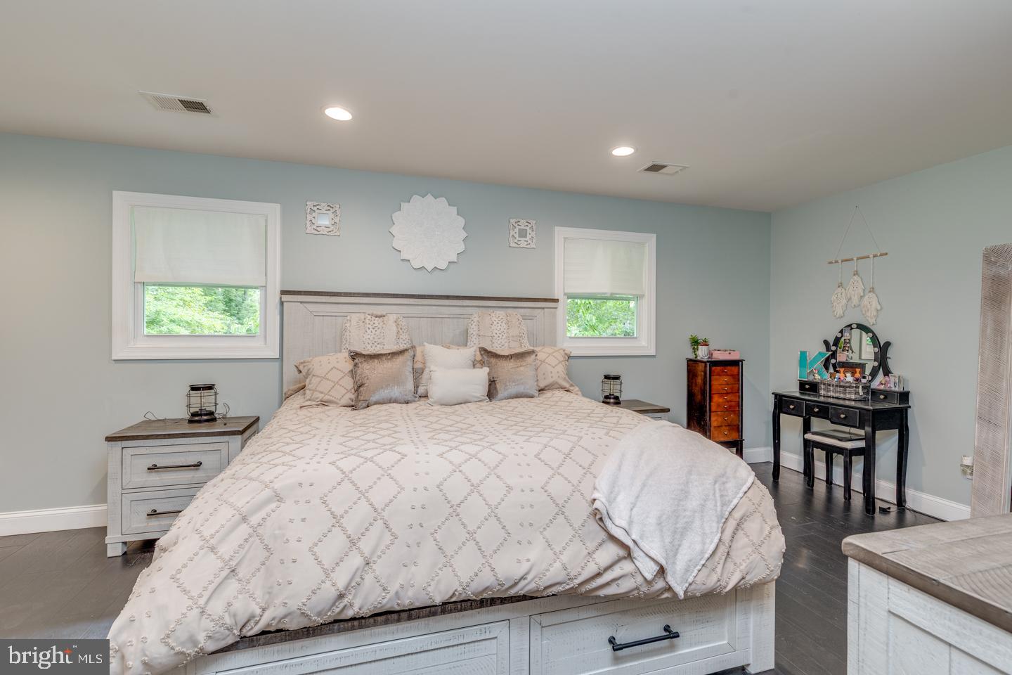 332 Juliustown Road Columbus, NJ 08022 - Photo 22 of 65 a bedroom with a bed and a table in it