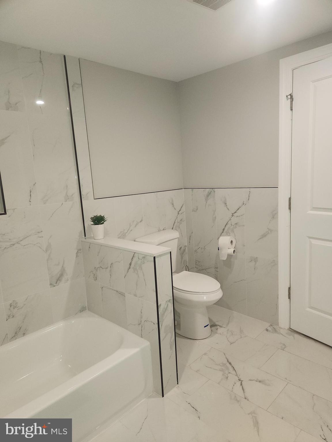 332 Juliustown Road Columbus, NJ 08022 - Photo 33 of 65 a bathroom with a toilet and a bath tub