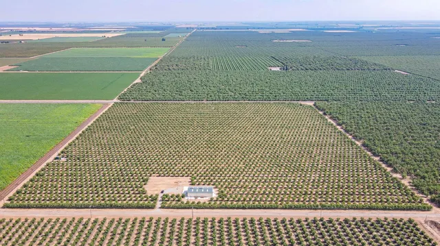 an aerial view of residential house with outdoor space and lake view