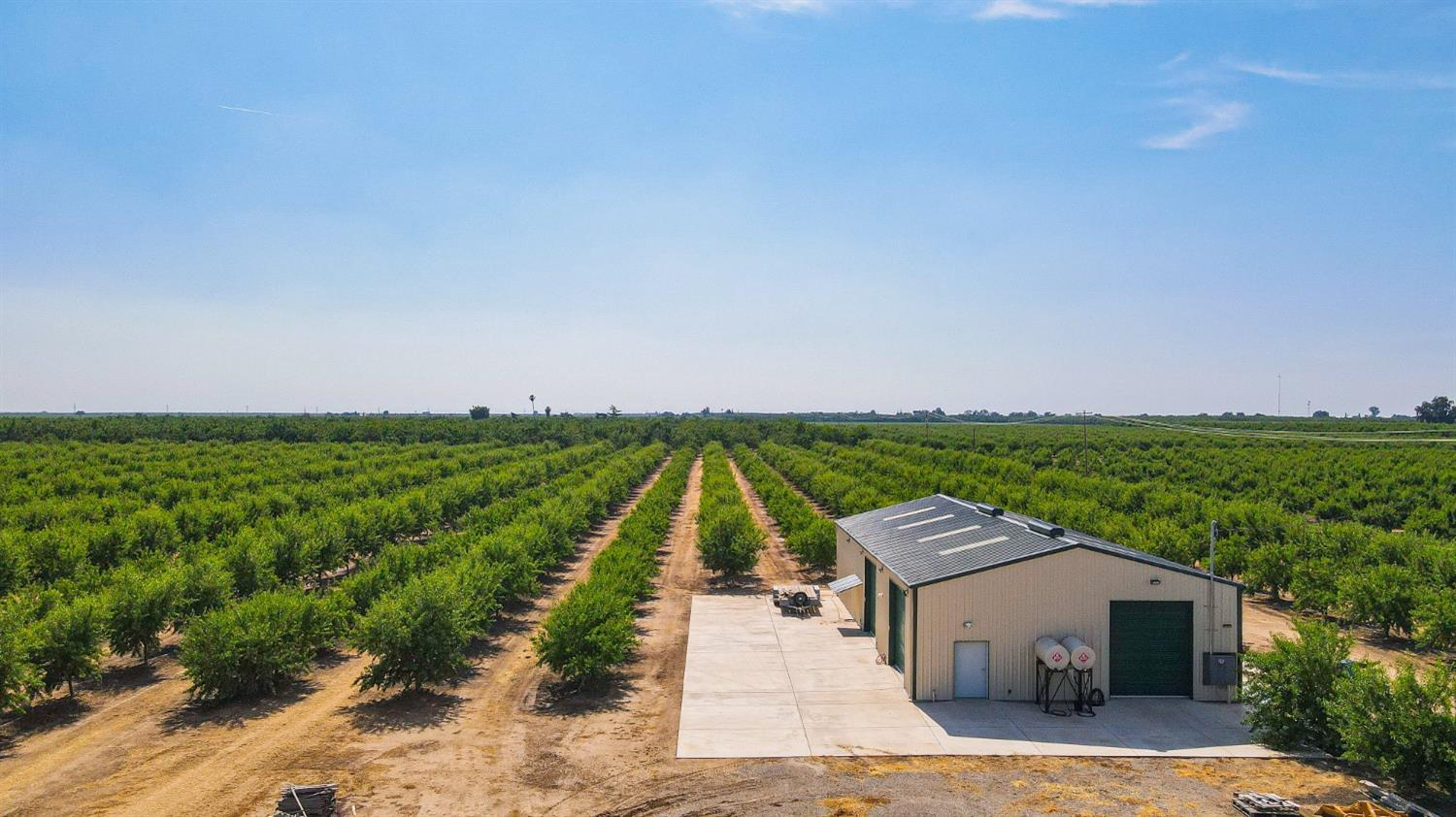 10391 Gillette Road Le Grand, CA 95333 - Photo 5 of 83 a view of a terrace with a garden