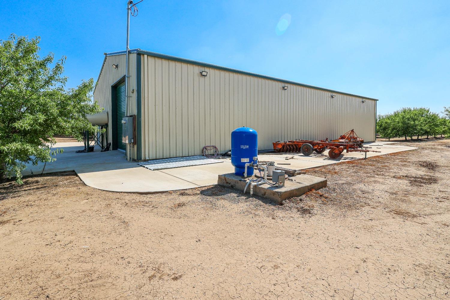 10391 Gillette Road Le Grand, CA 95333 - Photo 54 of 83 a backyard of a house with table and chairs