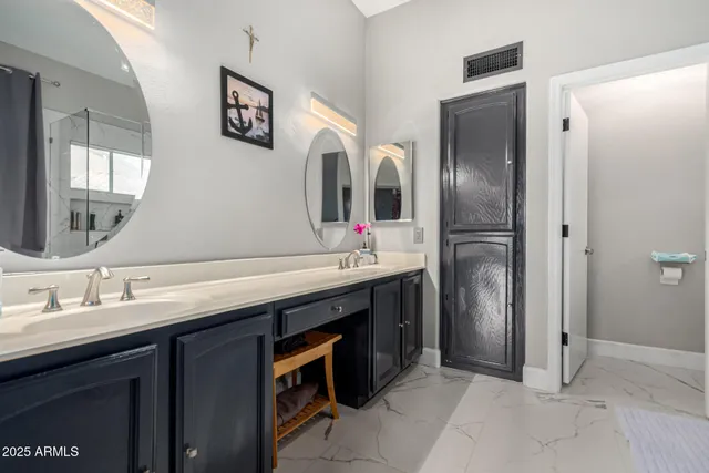 a view of entryway with a front door