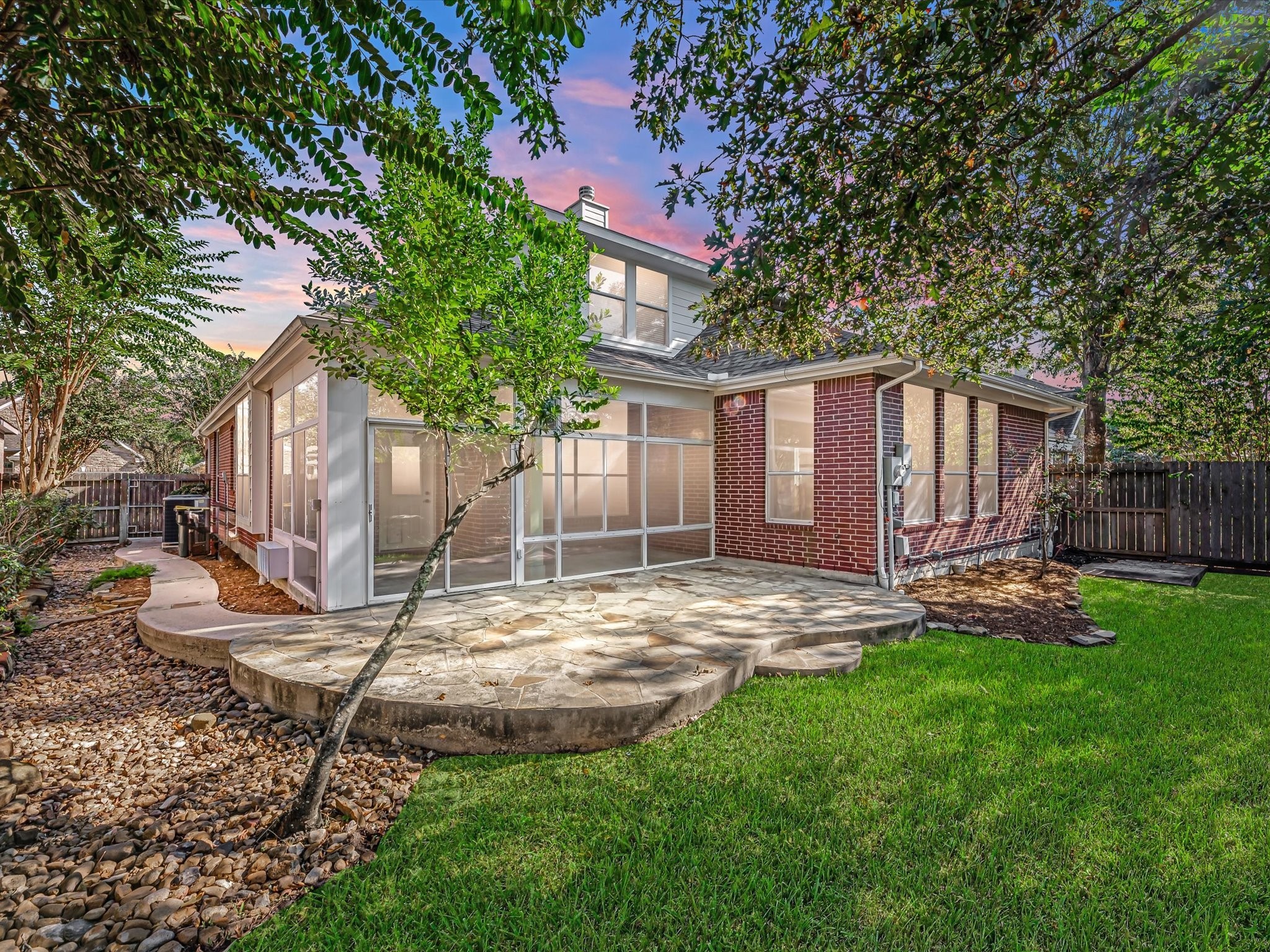 31 Tarrytown Way Conroe, TX 77384 - Photo 30 of 41 a view of a backyard with table and chairs and a tree