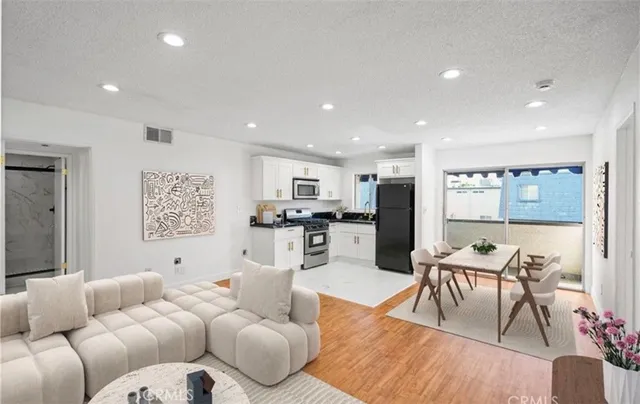 $380,000 | 18530 Hatteras Street, Unit 333, Tarzana, CA 91356