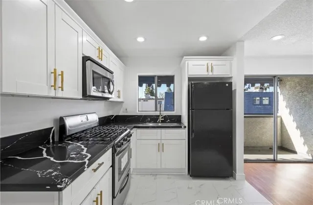 $380,000 | 18530 Hatteras Street, Unit 333, Tarzana, CA 91356