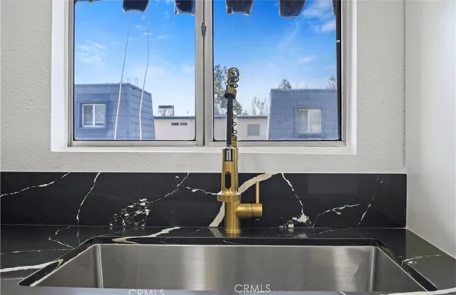 $380,000 | 18530 Hatteras Street, Unit 333, Tarzana, CA 91356