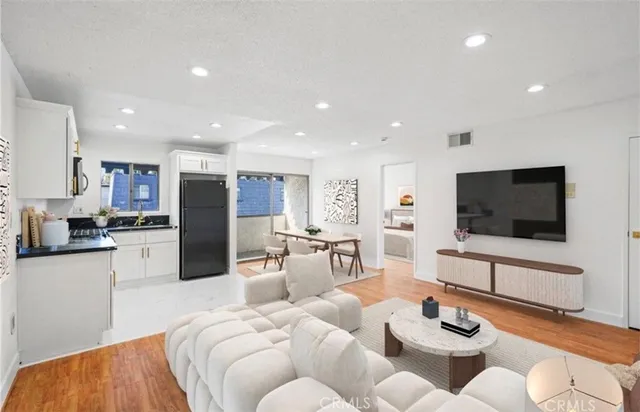 $380,000 | 18530 Hatteras Street, Unit 333, Tarzana, CA 91356