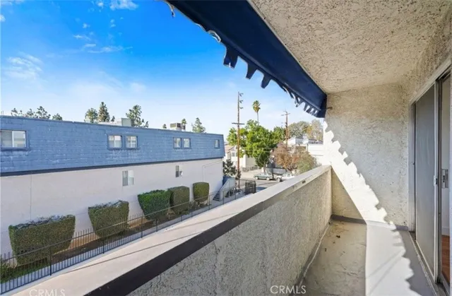 $380,000 | 18530 Hatteras Street, Unit 333, Tarzana, CA 91356