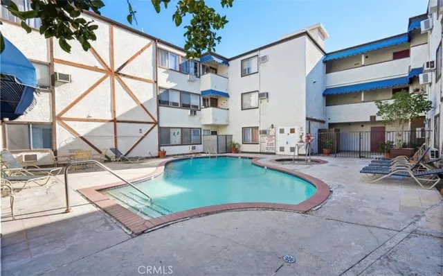$380,000 | 18530 Hatteras Street, Unit 333, Tarzana, CA 91356