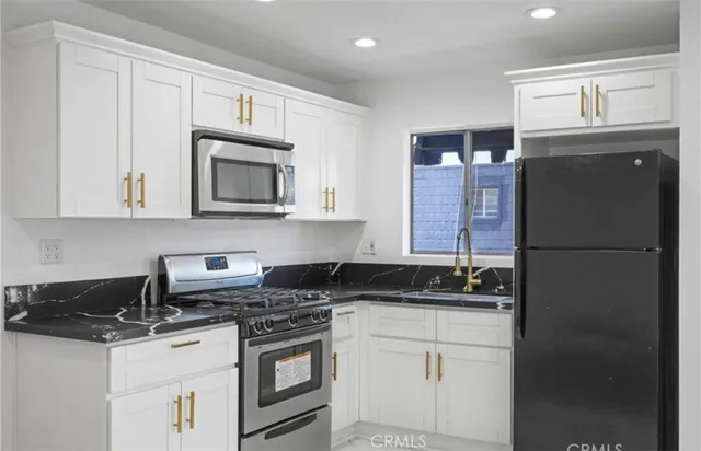 $380,000 | 18530 Hatteras Street, Unit 333, Tarzana, CA 91356