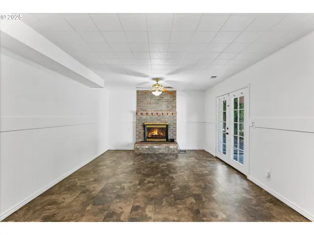 a view of an empty room and window