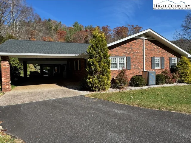 a view of a house with backyard and garden