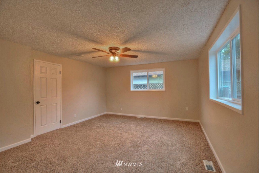 8207 Custer Road Southwest Lakewood, WA 98499 - Photo 6 of 14