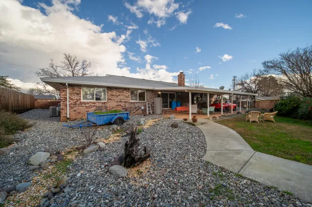 a view of a house with backyard