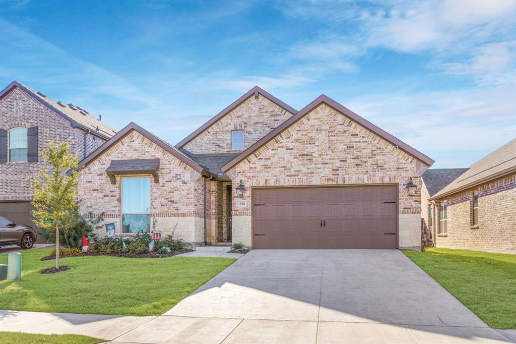 a view of a house with backyard and garden