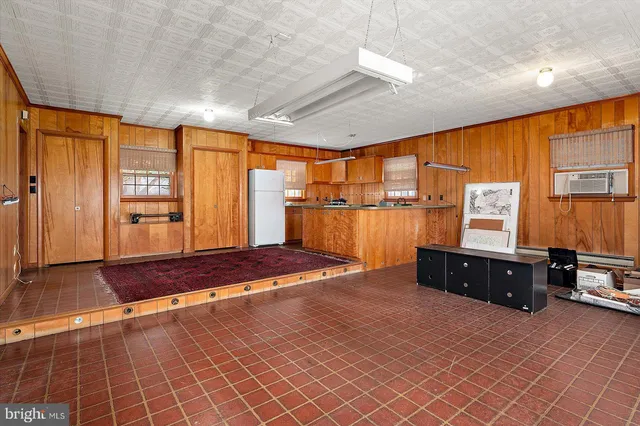 a view of an empty room with a ceiling fan