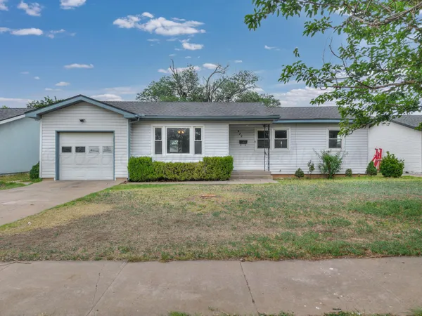 $179,000 | 925 Morton Avenue, Dumas, TX 79029