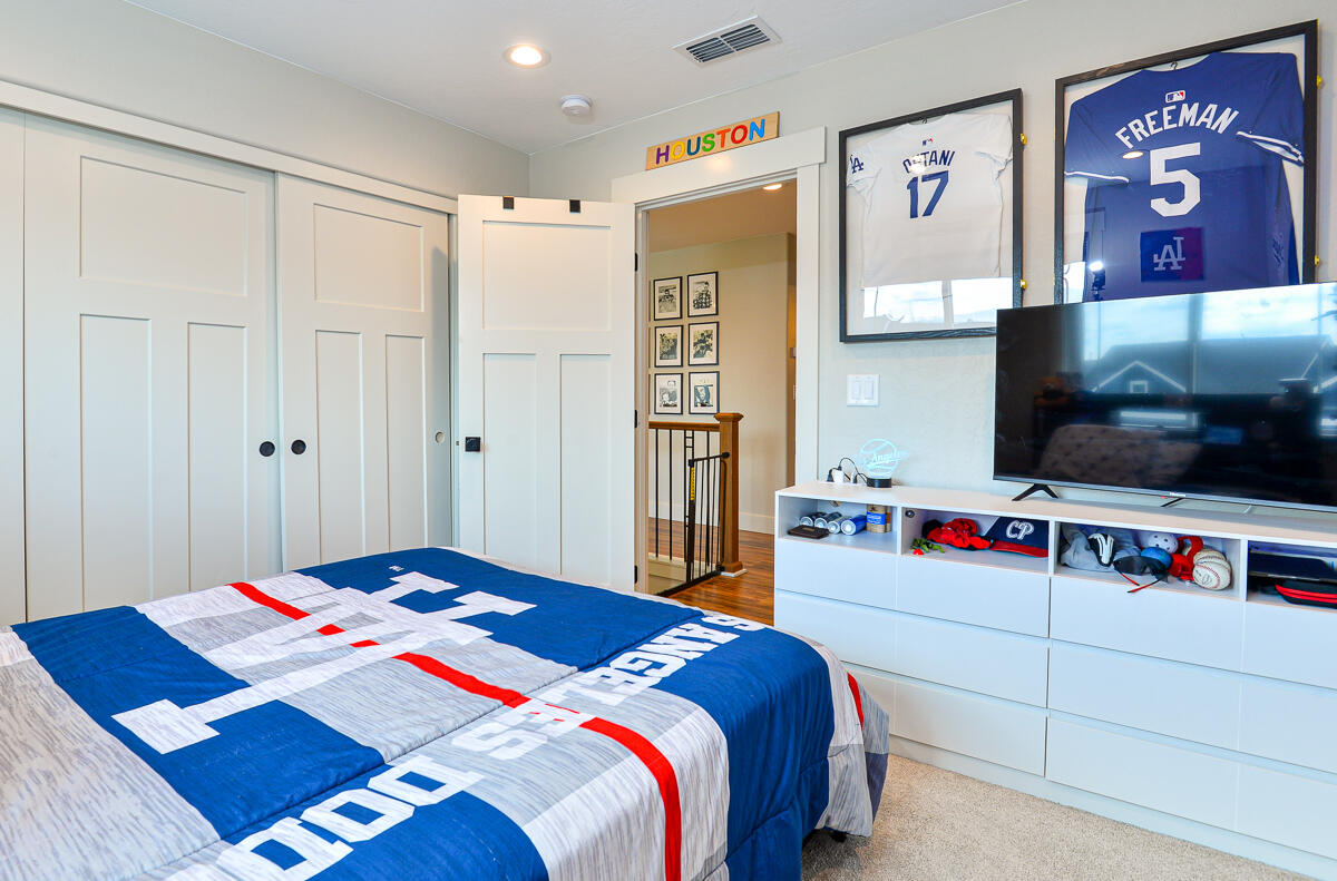 1029 Brandon Way Phoenix, OR 97535 - Photo 36 of 75 a bedroom with a bed and a flat screen tv