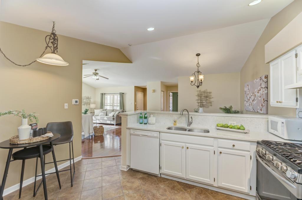 833 Havenshire Road, Unit 833 Naperville, IL 60565 - Photo 14 of 28