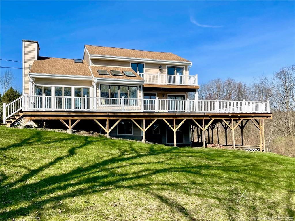 a view of a house with backyard