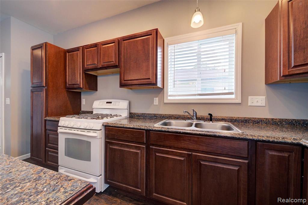503 East Clinton Street Howell, MI 48843 - Photo 12 of 58