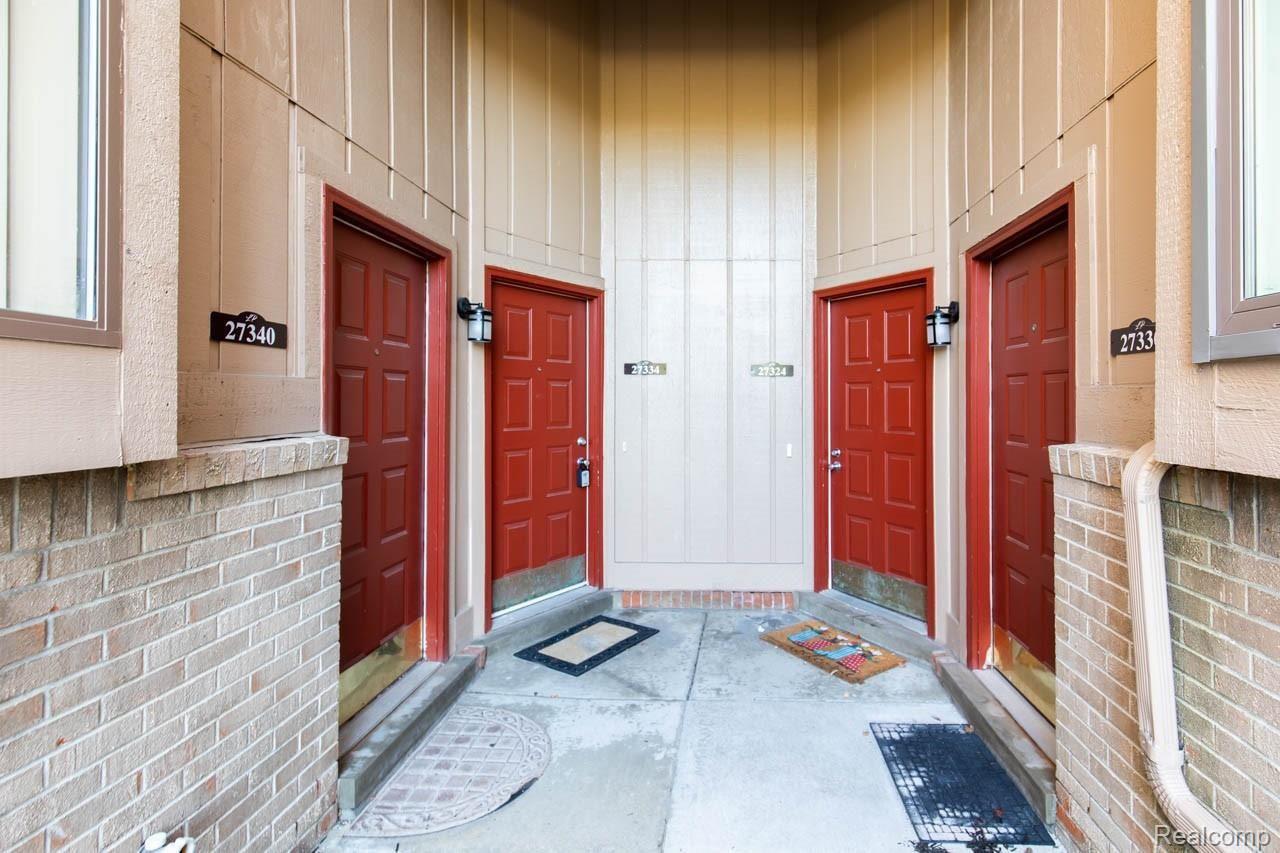 27334 Evergreen Road, Unit 21 Southfield, MI 48076 - Photo 3 of 20 27334 Evergreen entrance