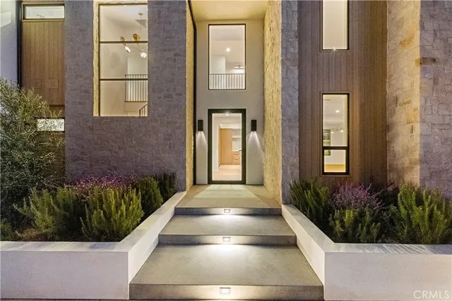 a view of a entrance door of the house