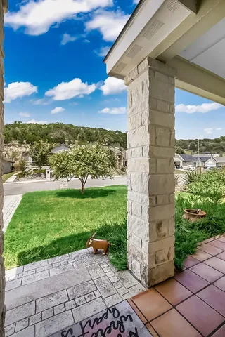 a view of back yard of the house