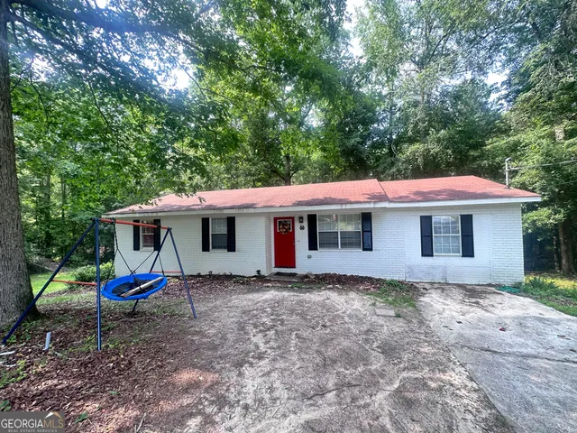 a view of a house with backyard