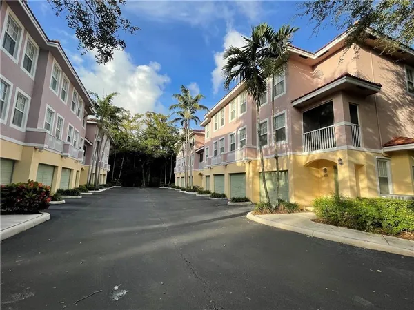 $2,400 | 6942 West Sample Road, Unit 6942, Pompano Beach, FL 33063