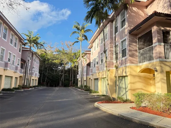$2,400 | 6942 West Sample Road, Unit 6942, Pompano Beach, FL 33063