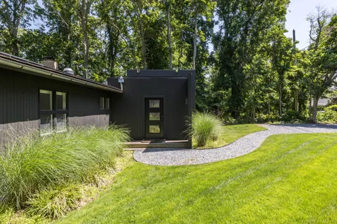 33 Bluff Point Road, Sag Harbor, NY 11963