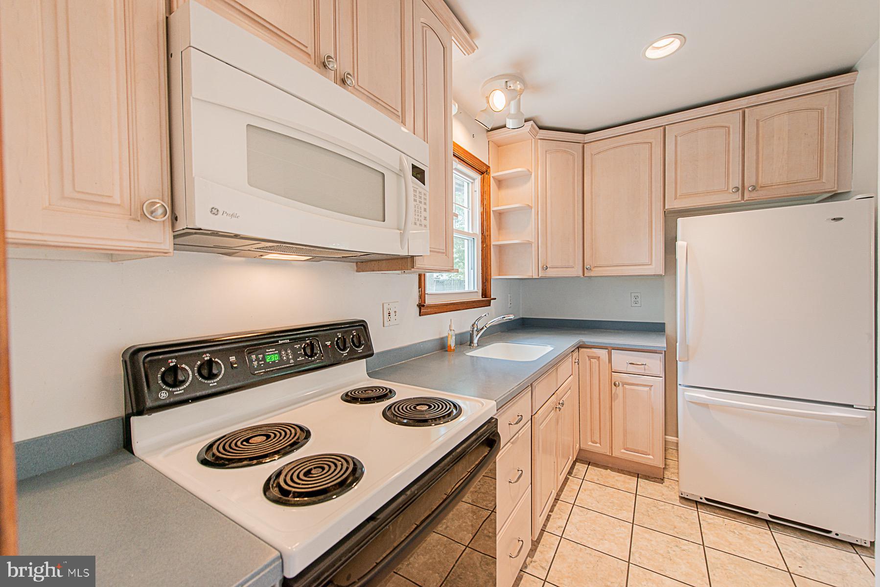 8024 Ridgely Oak Road Baltimore, MD 21234 - Photo 4 of 28